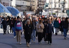 Turistas con un guia por Madrid.