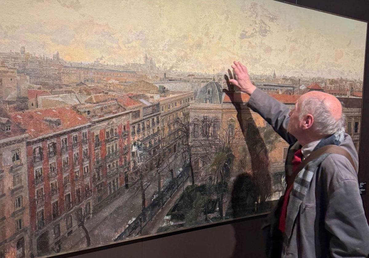 Antonio López ante su obra 'Vista de Madrid (Museo Arqueológico desde la calle Serrano'