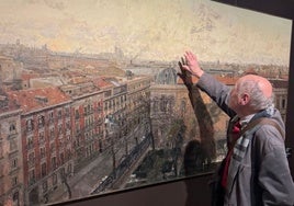 Antonio López ante su obra 'Vista de Madrid (Museo Arqueológico desde la calle Serrano'