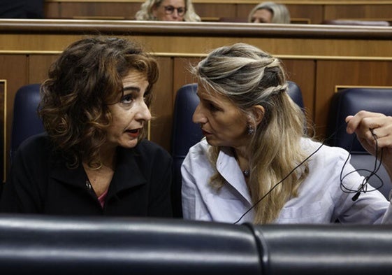 Las vicepresidentas primera, María Jesús Montero (i) y segunda. , Yolanda Díaz.