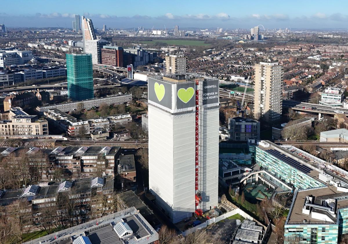 La torre Grenfell, en Londres, se encuentra ahora cubierta por andamios y paneles.