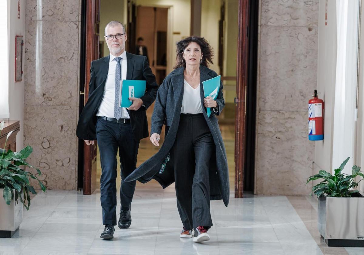 Los diputados de Junts Josep María Cruset y Pilar Calvo llegan a la reunión de la Junta de Portavoces de este martes en el Congreso.