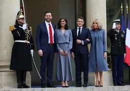 El vicepresidente estadounidense, J. D. Vance, y su esposa, Usha Vance, junto al matrimonio Macron, en la cumbre de la IA.