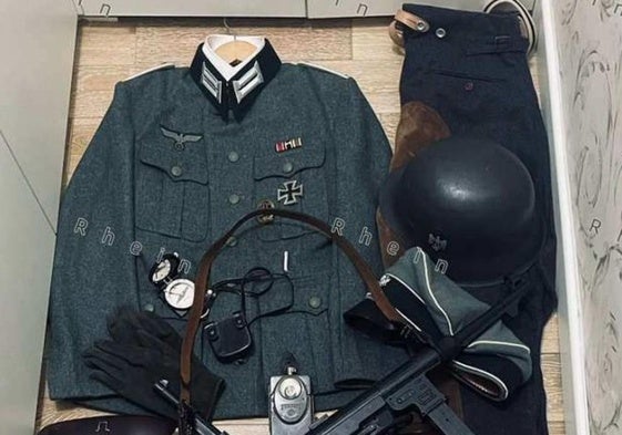 Fotografía de un uniforme nazi que acompañaba un comentario racista contra los niños de San Ildefonso.