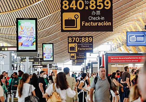 Pasajeros en el aeropuerto de Barajas.