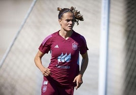 Irene Paredes, durante un entrenamiento de la selección española.