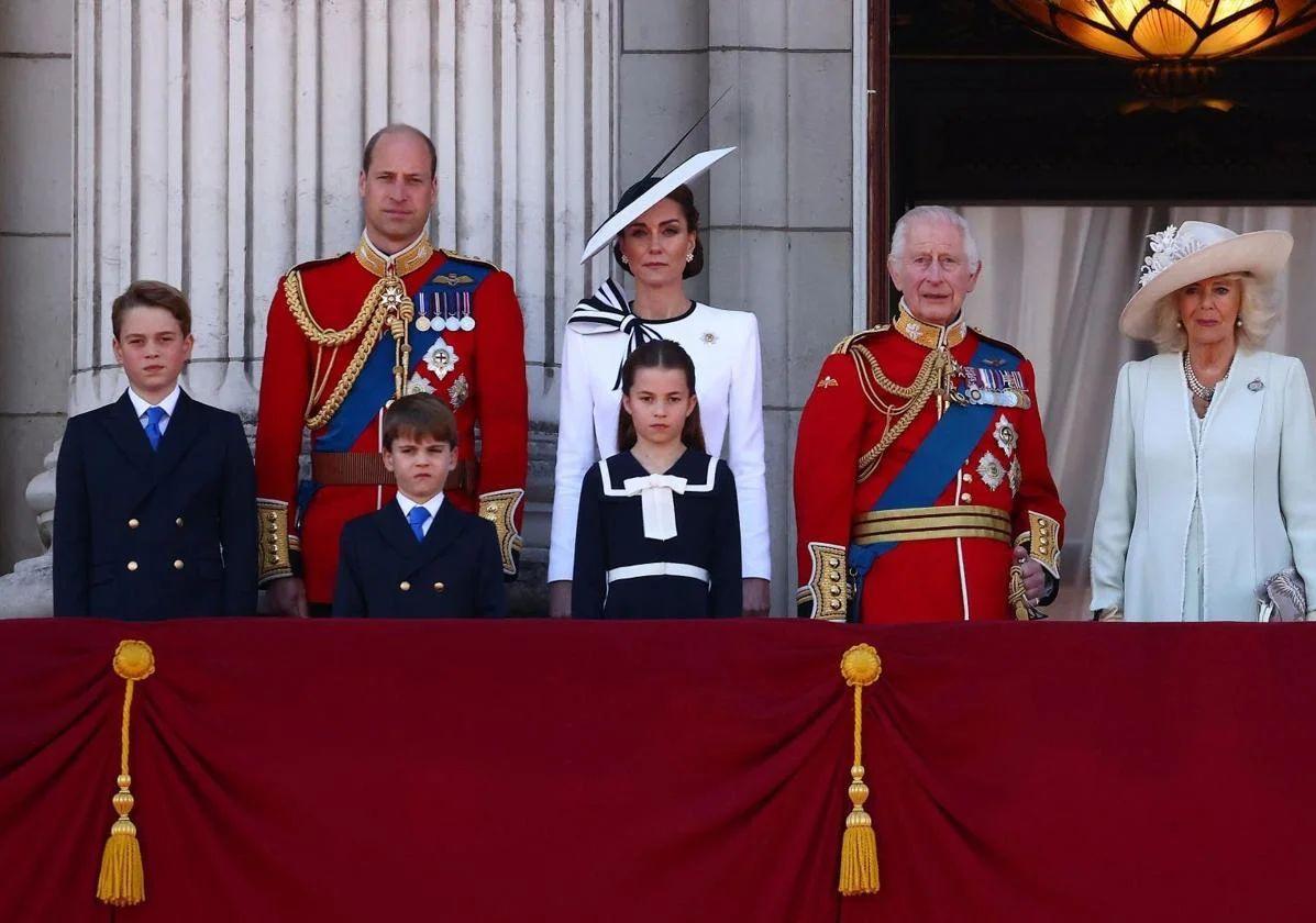 La Familia Real británica en el balcón de Buckingham Palace.