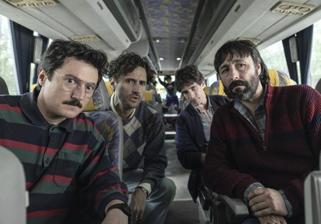 Iñaki Ardanaz, Juan Diego Botto, Quim Gutiérrez y Mikel Losada en 'Los aitas'.