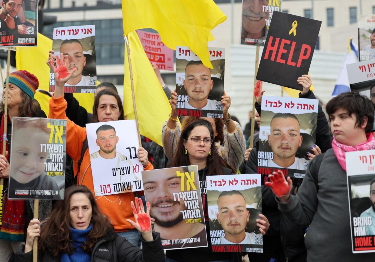 Las familias de los rehenes israelíes en manos de Hamás protestan en Jerusalén.