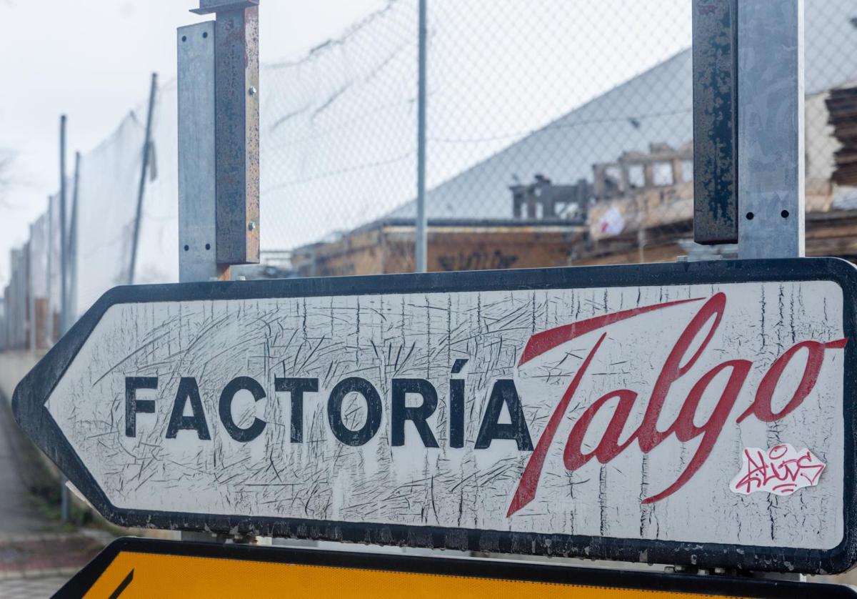 Un cartel indica la sede de Talgo en Madrid.