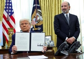 Trump, con el nuevo documento de aranceles firmado junto a su secretario de Comercio, Howard Lutnick.