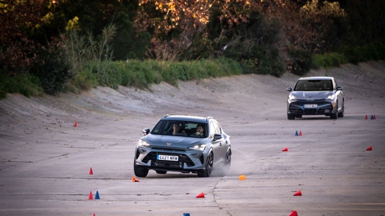 Los jugadores del Barcelona en el circuito de Terramar con sus Cupra