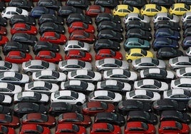 Diversos coches alineados en la explanada del puerto de Valencia.