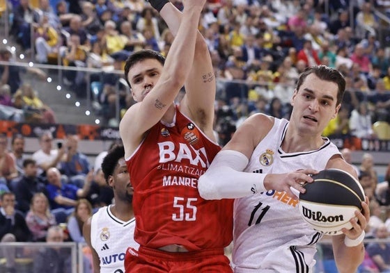 Mario Hezonja se lleva un balón ante Dani Pérez durante el partido de cuartos de Copa entre el Madrid y el Manresa.