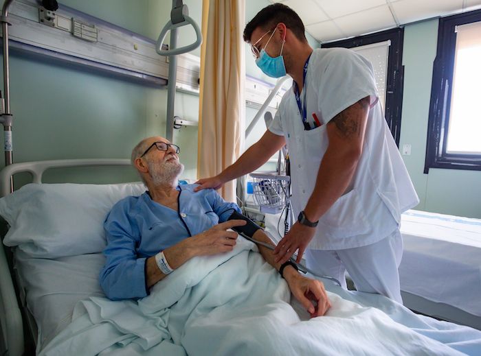 Un doctor atiende a un paciente de oncología.