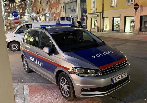 La policía hace guardia después de un ataque con cuchillo cerca de la plaza principal en el centro de la ciudad de Villach, en el sur de Austria.