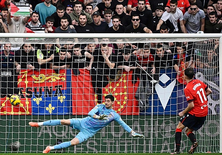 Budimir bate a Courtois, de penalti, y firma el empate de Osasuna ante el Real Madrid.