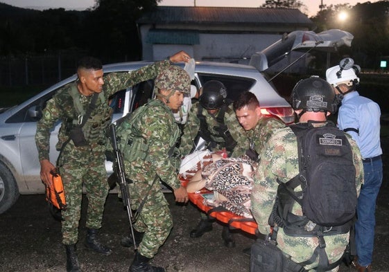 Soldados colombianos trasladan a un herido en Catatumbo tras el estallido de violencia del ELN.