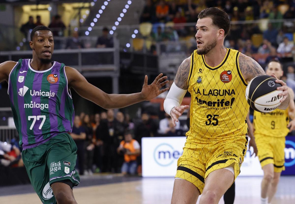 Yankuba Sima, facing Fran Guerra during the clash between Unicaja and Tenerife.