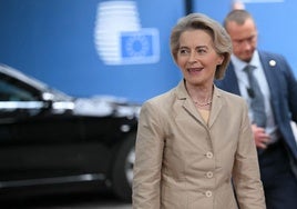 La presidenta de la Comisión Europea, Ursula von der Leyen, llega para asistir a la reunión de Ministros de Defensa de la OTAN en la sede de Bruselas