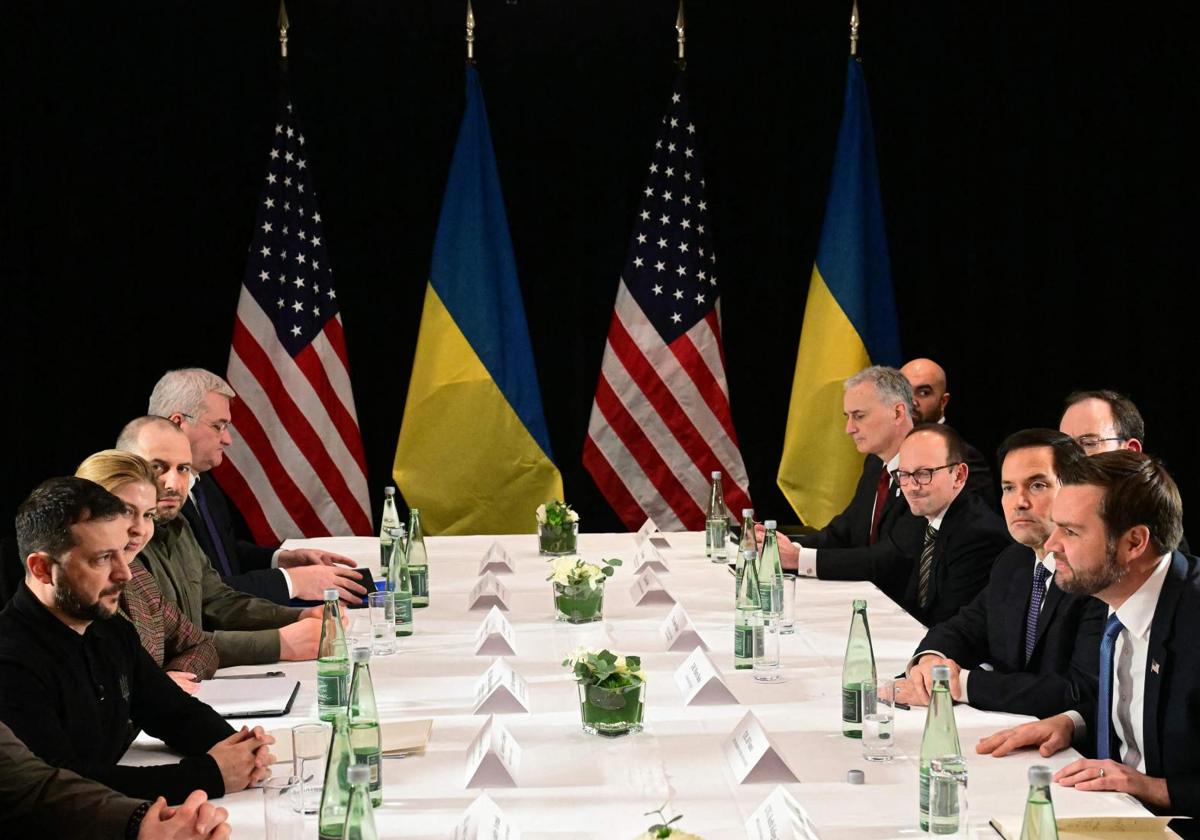 Un momento de la reunión de las delegaciones de Ucrania y EE UU, con Zelenski y el vicepresidente J. D. Vance en primer plano.