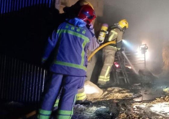 Varios bomberos trabajan en un incendio