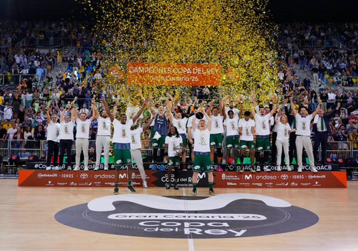 El Unicaja celebra la conquista de la Copa del Rey en el Gran Canaria Arena.