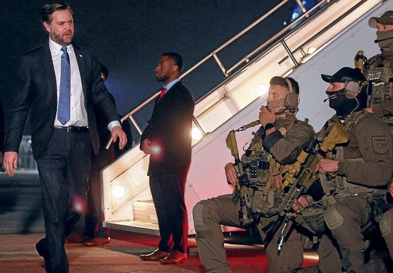 JD Vance, vicepresidente de Estados Unidos, camina junto a militares alemanes antes de subir al avión para regresar a Washington.