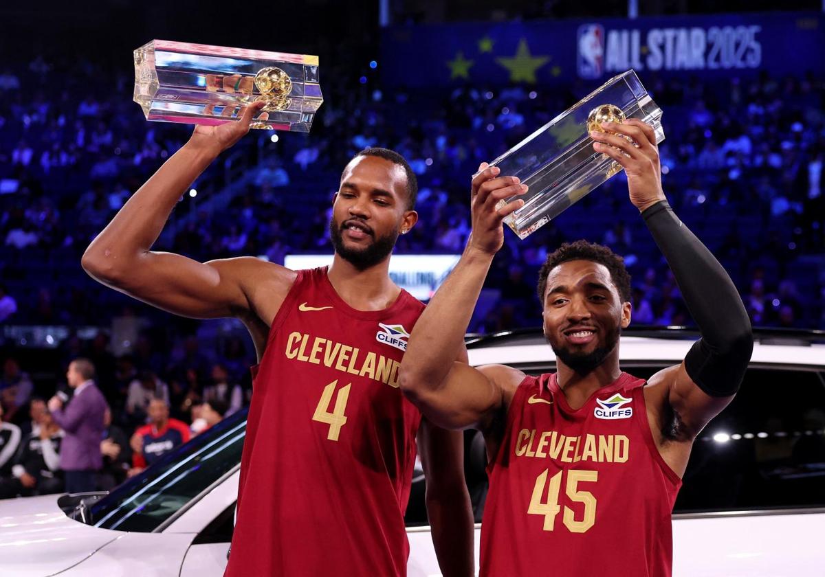 Evan Mobley y Donovan Mitchell, con el trofeo de ganadores del consurso de habilidades