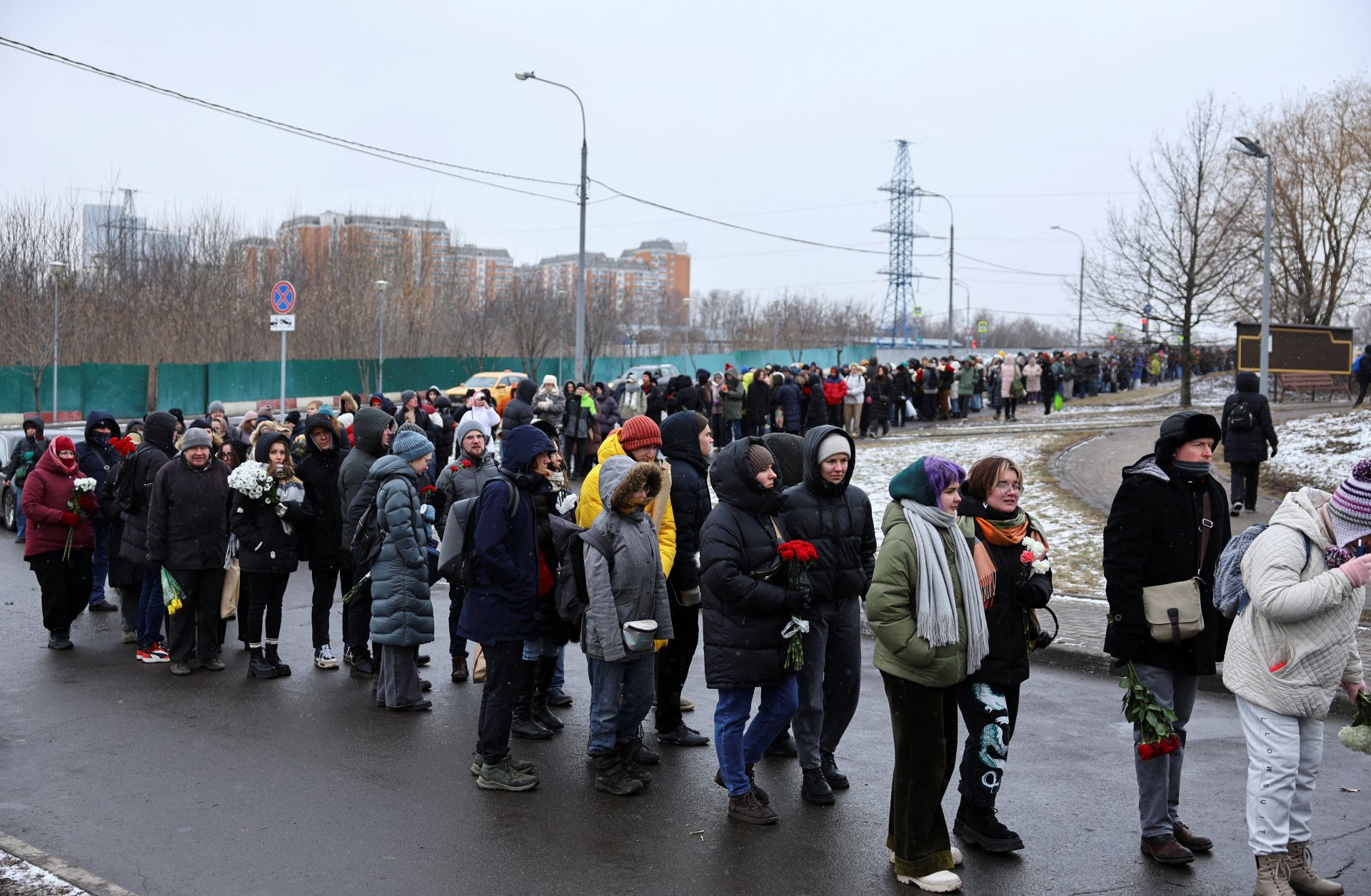 Colas a la entrada del cementerio Borísov para acudir a la ceremonia del primer aniversario de la muerte de Navalni.