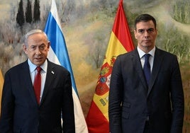 Benjamín Netanyahu y Pedro Sánchez posan durante la visita a Tel Aviv del presidente de España en noviembre de 2023.