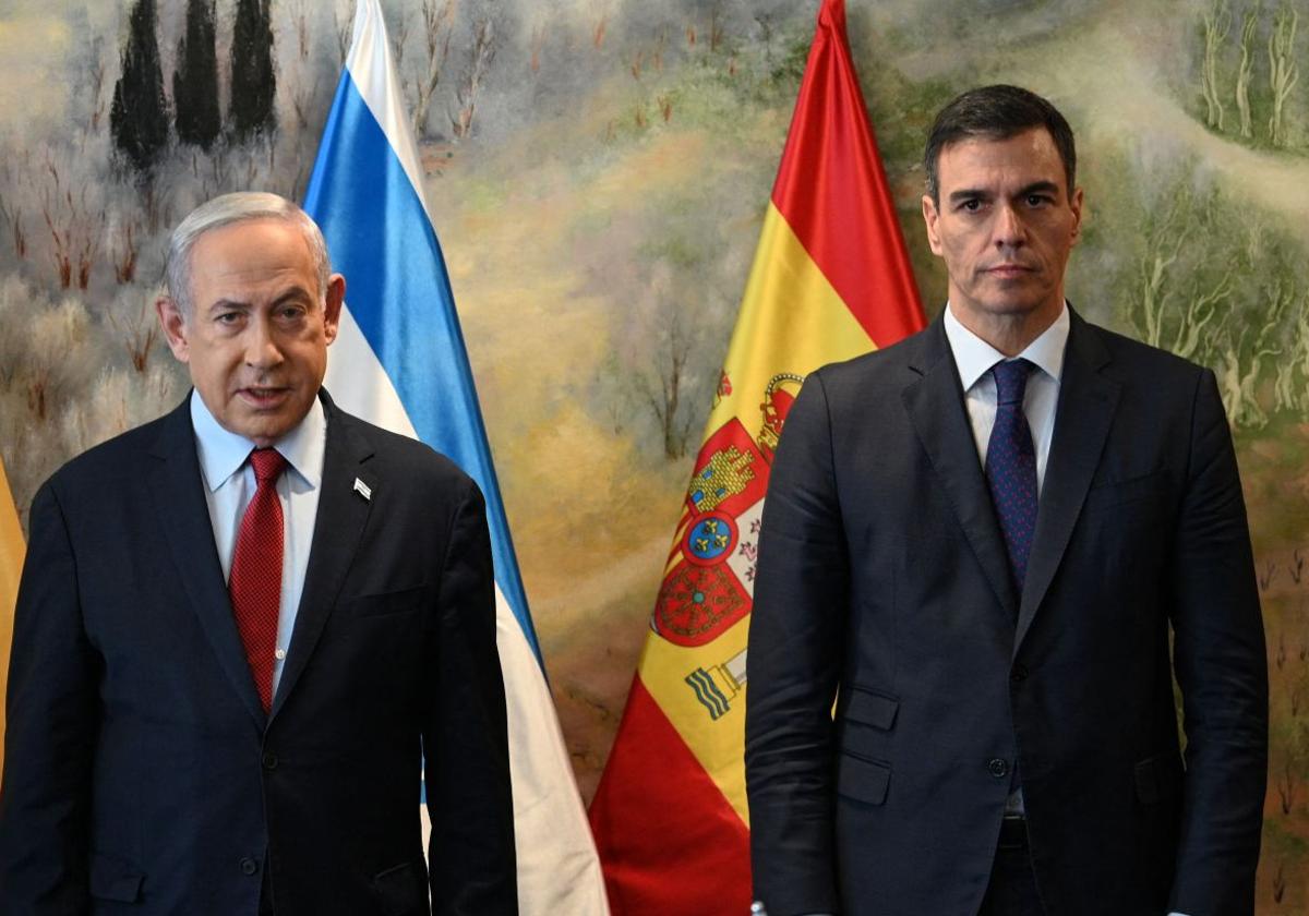 Benjamín Netanyahu y Pedro Sánchez posan durante la visita a Tel Aviv del presidente de España en noviembre de 2023.