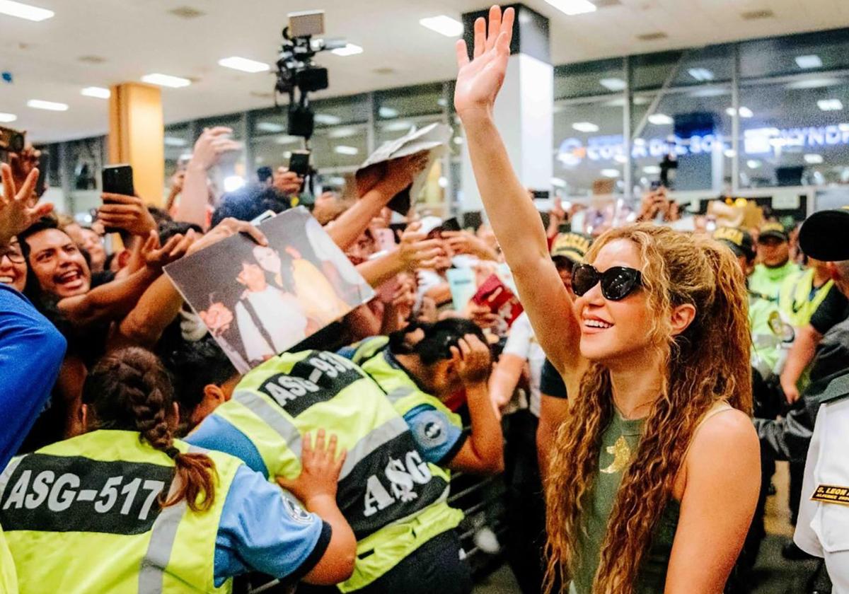 Shakira saluda a sus seguidores a su llegada al aeropuerto Jorge Chávez de Lima (Perú).