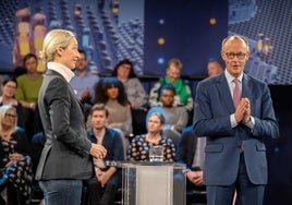 Friedrich Merz (CDU/CSU) y Alice Weidel (AfD) durante un debate en televisión.