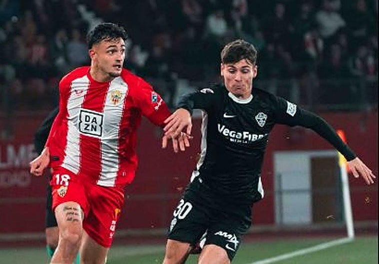 Arnau Puigmal rescata un punto ante el Elche que mantiene al Almería en playoff