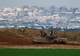 Soldados israelíes se reúnen sobre un tanque en el lado hebreo de la frontera con Gaza, en medio de un alto el fuego.