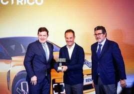 Fernández Mañueco y Julián Quirós entregan el premio por el R5 eléctrico al director general de Renault España, Sébastien Guigues.