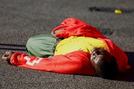 Un migrante exhausto a su llegada a la isla de Gran Canaria