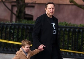 El multimillonario Elon Musk y su hijo X salen de Blair House, cerca de la Casa Blanca.