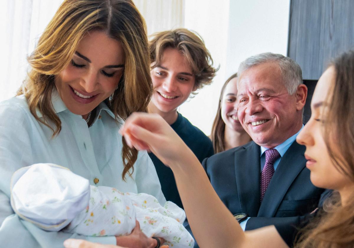 El tierno encuentro entre las nietas de Rania de Jordania