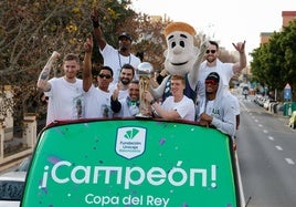 Celebración del Unicaja, campeón de Copa, por las calles de Málaga.