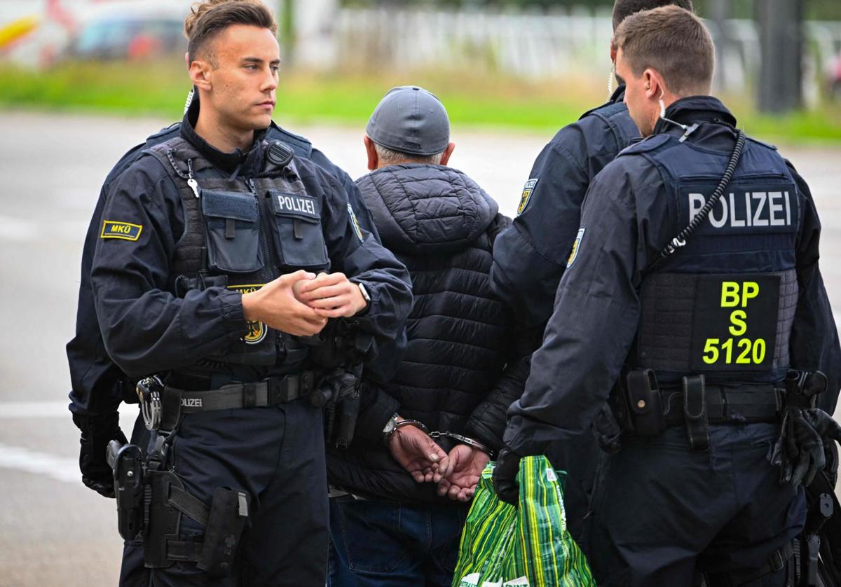 Policías alemanes detienen a un indocumentado en la frontera entre Alemania y Francia.