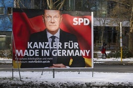 Un cartel de la campaña electoral del canciller alemán, Olaf Scholz, se exhibe en una calle de Berlín.