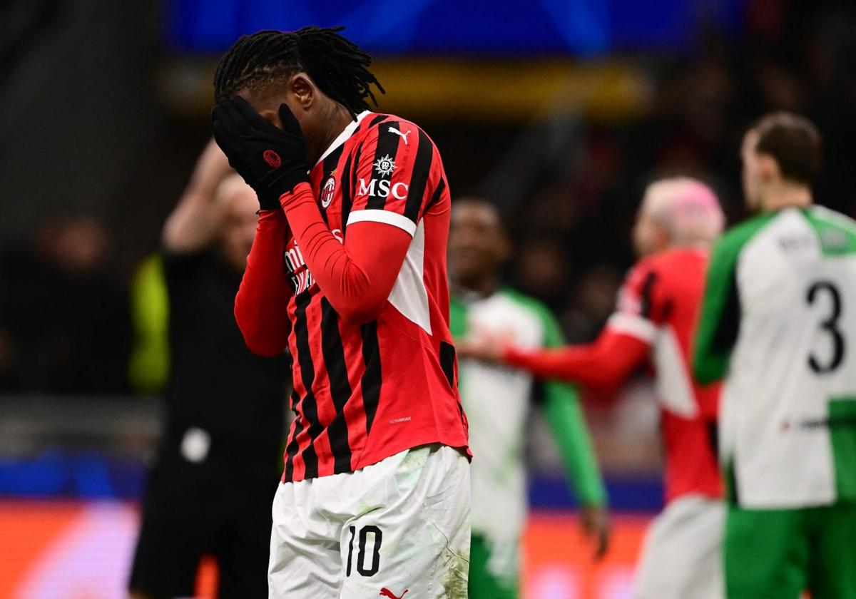 Rafael Leao laments during an action in the Milan-Feyenoord match.
