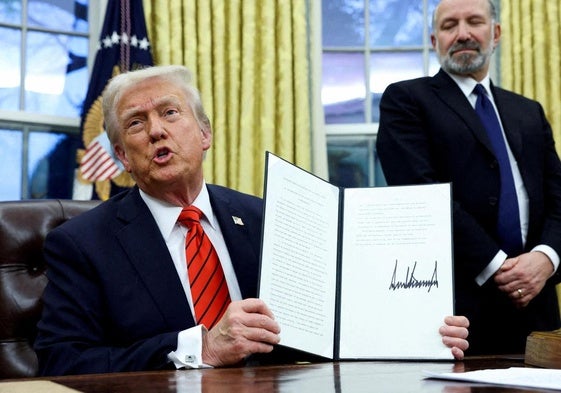 El presidente de EE UU, Donald Trump, firma una orden ejecutiva en el Despacho Oval de la Casa Blanca.