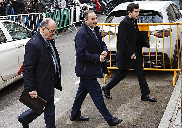 José Luis Ábalos, esta mañana en la entrada del Tribunal Supremo.