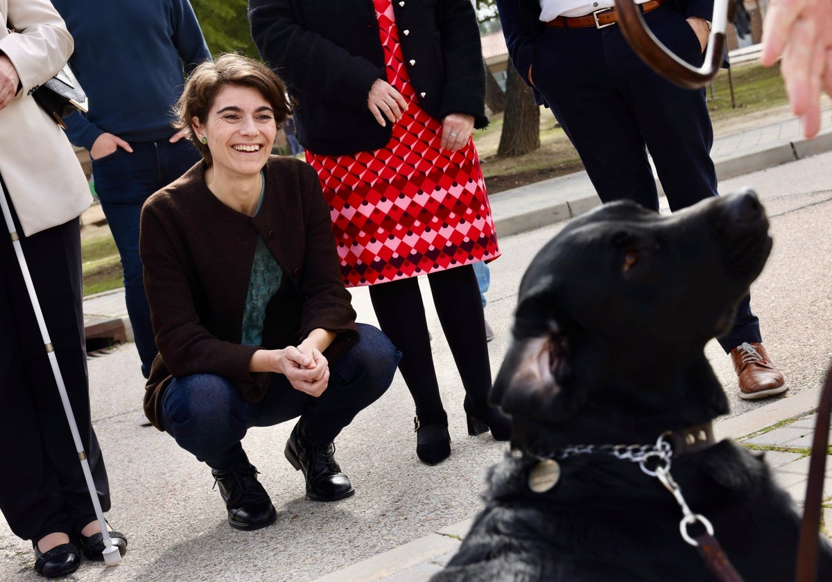 La secretaria de Estado, Rosa Martínez, observa el entrenamiento de un perro en la Fundación ONCE.