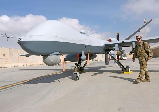 Un oficial de la Fuerza Aérea estadounidense pasa frente a un avión no tripulado MQ-9 Reaper, el modelo utilizado para sobrevolar México.