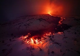 Erupción en el volcán Etna, en Sicilia, Italia.