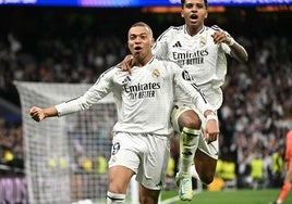 Kylian Mbappé celebra junto a Rodrygo el segundo de sus tres goles al Manchester City.